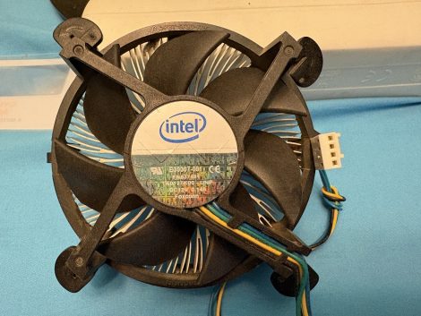 Intel E30307-001 s775 cpu hűtő DC12V 0.14A FoxConn Intel E30307-001 s775 cpu hűtő DC12V 0.14A FoxConn
