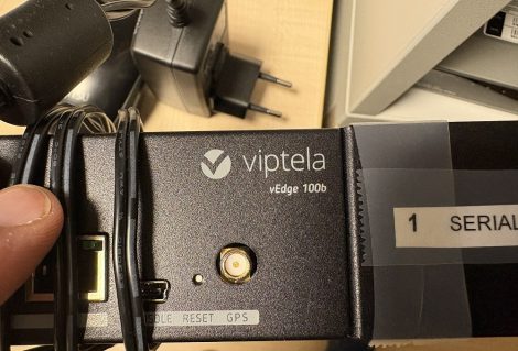 viptela vEdge 100b router - licence nélkül nem működik - vEdge-100b-AC 2017 12V 1,5A